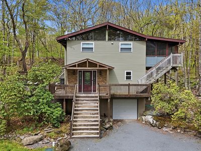Property at 801 Canoe Brook Ct W, Hawley, PA