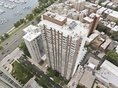 525 W Hawthorne Pl APT 1002