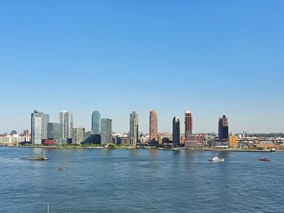 415 E 37th St APT 42G