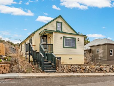 114 E SHERMAN Avenue