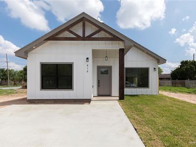 818 E Chapa Ave
