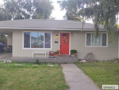 271 W 1st N