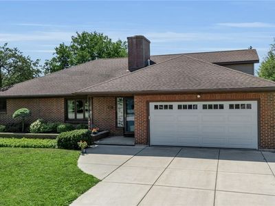 55 Lake Ledge Dr