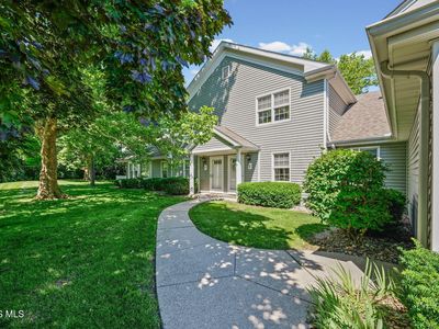 Property at 5 Olde Orchard Dr, Perrysburg, OH