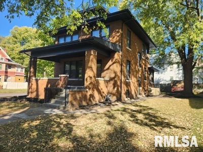 521 W Armstrong Ave