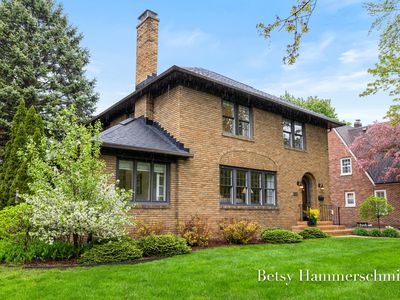 417 Cheshire Dr NE