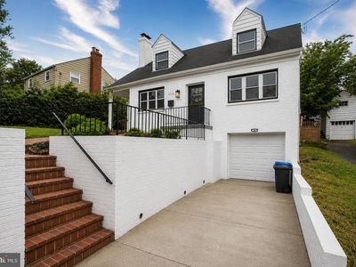 6131 Montrose Rd