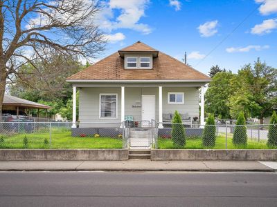 2702 E Wellesley Ave