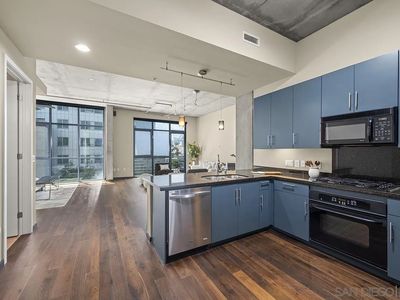 527 10th Ave Unit 302