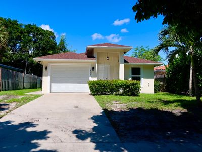 815 Forest Hill Boulevard