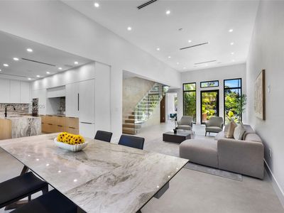 569 NW 44th St