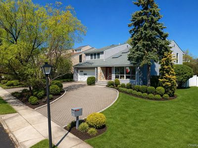 2 Crest Hollow Lane