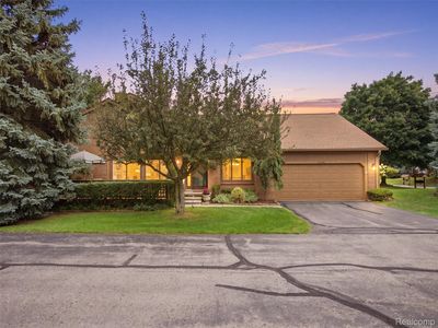 Property at 2195 London Bridge Dr, Rochester, MI