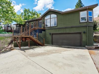 4221 Lakeview Dr
