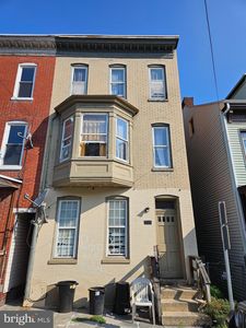 569 W Philadelphia St