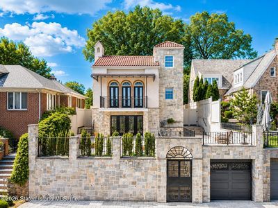 29 Leslie Ave