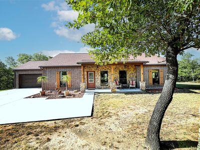 1011 Whispering Oaks