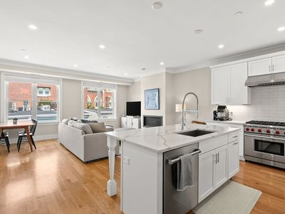 201 W 8th St #3