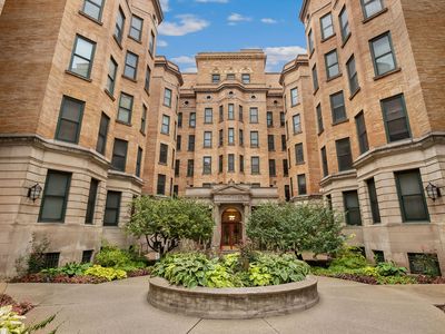 550 W Surf St APT 302