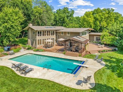 2150 Crestview Dr