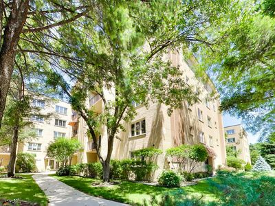 6430 W Belle Plaine Ave APT 209