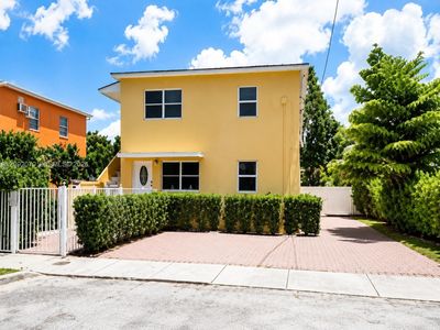 985 SW 10th St
