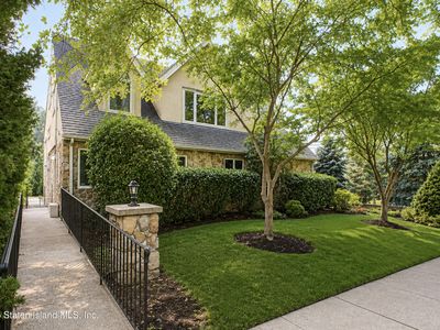 2372 Victory Blvd