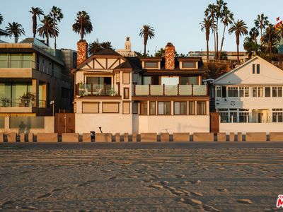 1366 Palisades Beach Rd