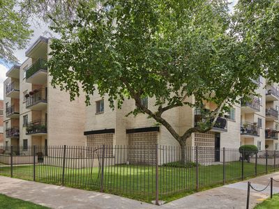 7074 N Ridge Blvd APT 1E