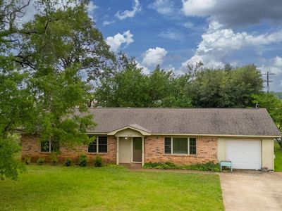 202 Crest Dr