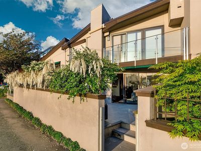 2728 Fairview Avenue E #102