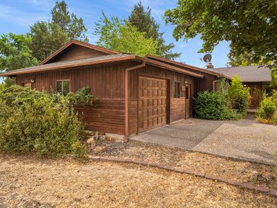 566 NW Reata Rd