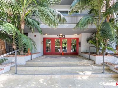 1262 S Barrington Ave APT 204