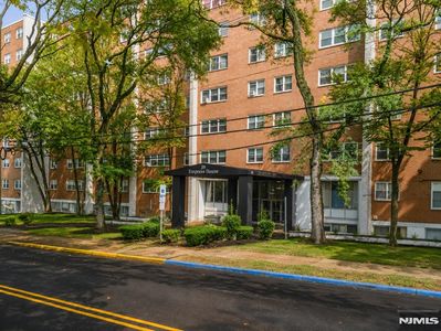 39 E 39th St APT 2J