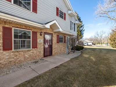 328 Kettle Moraine DRIVE NORTH North UNIT 4