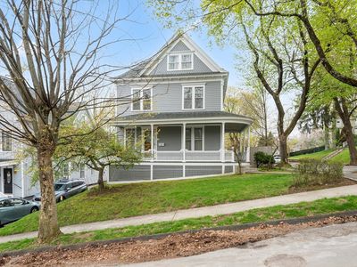 14 Circuit Ave E