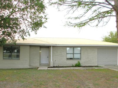 214 E SEGUIN ST