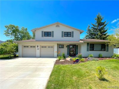 Property at 84 Regency Dr, Grand Island, NY