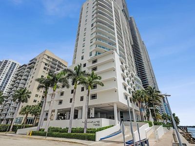 725 NE 22nd St APT 8B