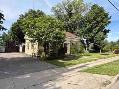15 E Main St