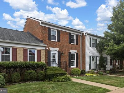 210 Leeds Ct E