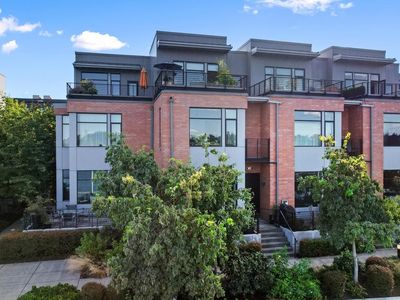 1678 NW Riverscape St