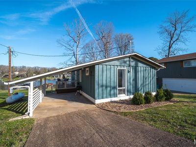 1946 Lakeshore Dr
