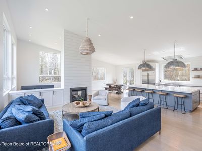 3665 N Lake Creek Dr