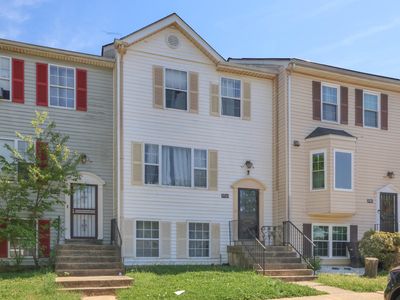 5743 Regency Ln