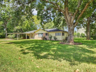 102 W Meadow Ln