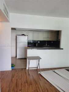 19390 Collins Ave APT 220