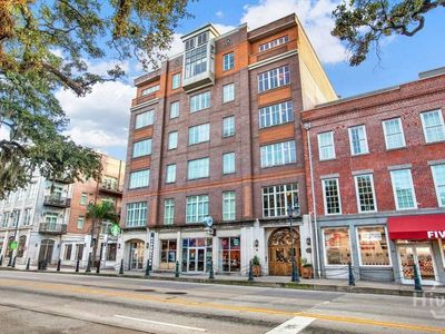 165 W Bay Street #402