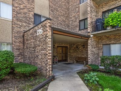 725 W Huntington Commons Rd APT 104