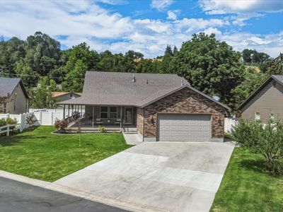 689 Apple Dr